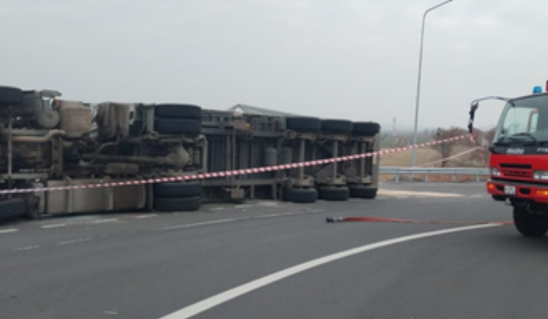 «Հոռոմի խաչմերուկ»-ի էստակադայի վրա բեռնատար է կողաշրջվել