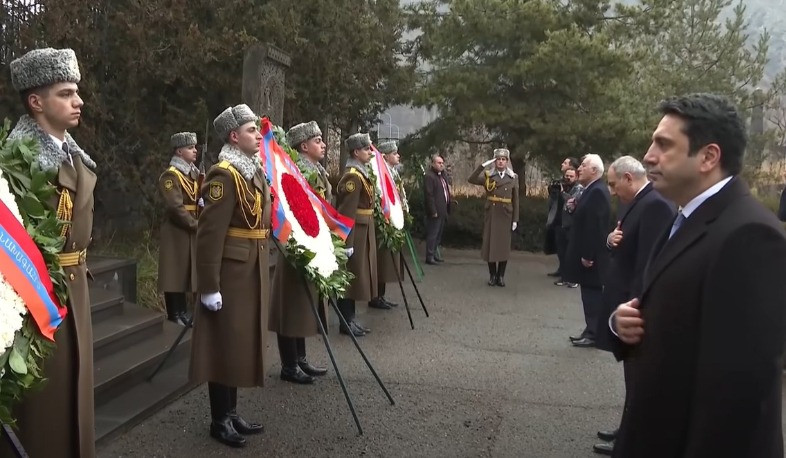 Նիկոլ Փաշինյանը Վանաձորում հարգանքի տուրք է մատուցել 1988-ի դեկտեմբերի 7-ի երկրաշարժի զոհերի հիշատակին