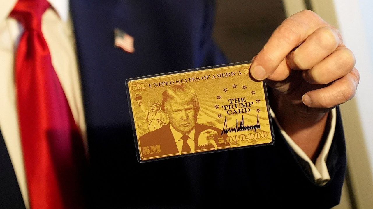 США начинают предоставлять вид на жительство иностранцам, имеющим «золотую карту Трампа»