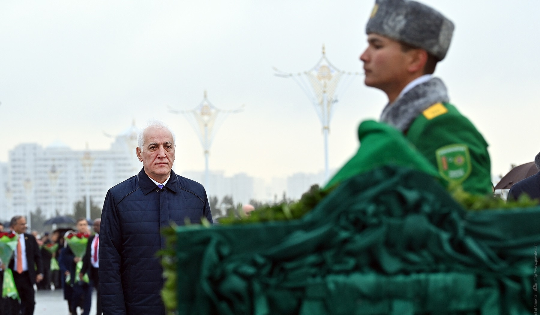 Vahaqn Xaçaturyan Türkmənistanda Neytrallıq Memorialı Kompleksinin önünə əklil qoyub