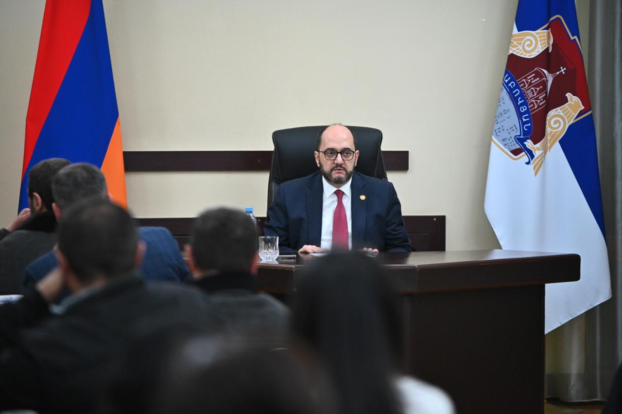Արայիկ Հարությունյանը Աբովյանի համայնքապետարանում հանդիպել է ԼՂ-ից տեղահանված մեր հայրենակիցների հետ