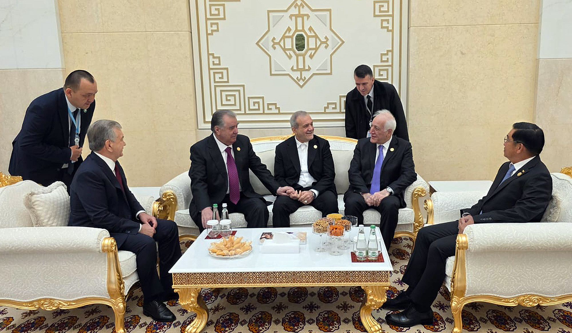 Respublika Prezidenti Aşqabadda bir sıra ölkələrin prezidentləri ilə danışıqlar aparıb