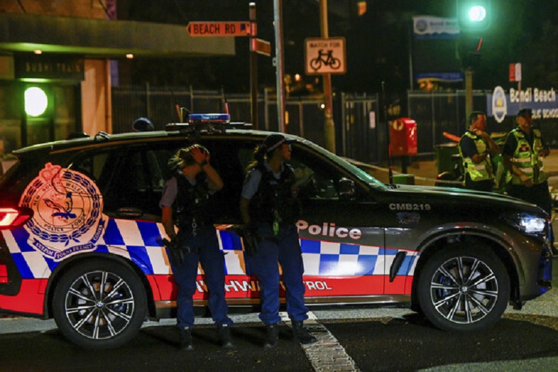 Отец и сын устроили стрельбу на пляже в Сиднее: BBC