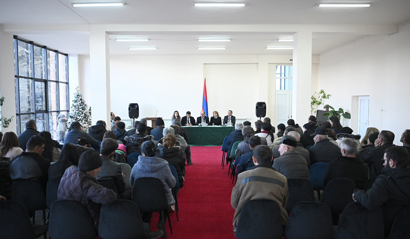 Արայիկ Հարությունյանը հանդիպել է տեղահանված անձանց հետ. քննարկվել են սոցիալական աջակցության հարցեր