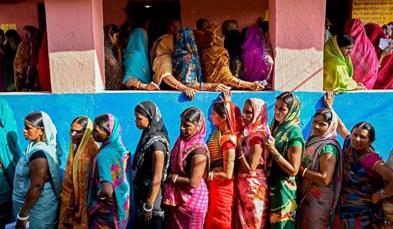 Индия проводит уникальный эксперимент, перечисляя деньги миллионам домохозяек: BBC