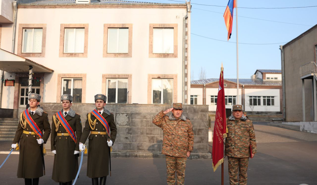 Սուրեն Պապիկյանի հրամանով տարածքային պաշտպանության զորքերի հրամանատարությանը հանձնվել է մարտական դրոշ