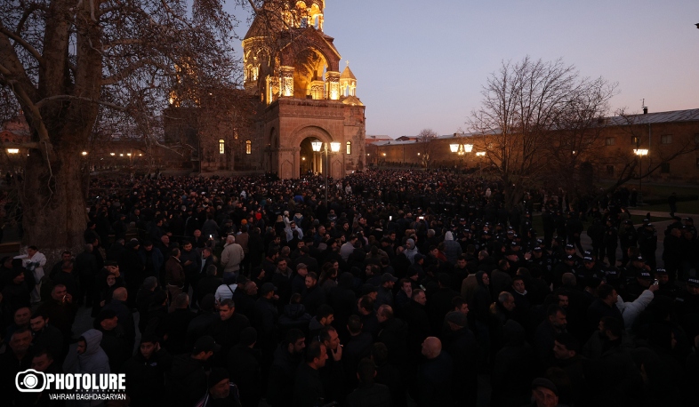 Մայր Աթոռի տարածքից ոչ ադեկվատ և սադրիչ վարքագիծ դրսևորող 5 անձ հեռացվել է. Նարեկ Սարգսյան