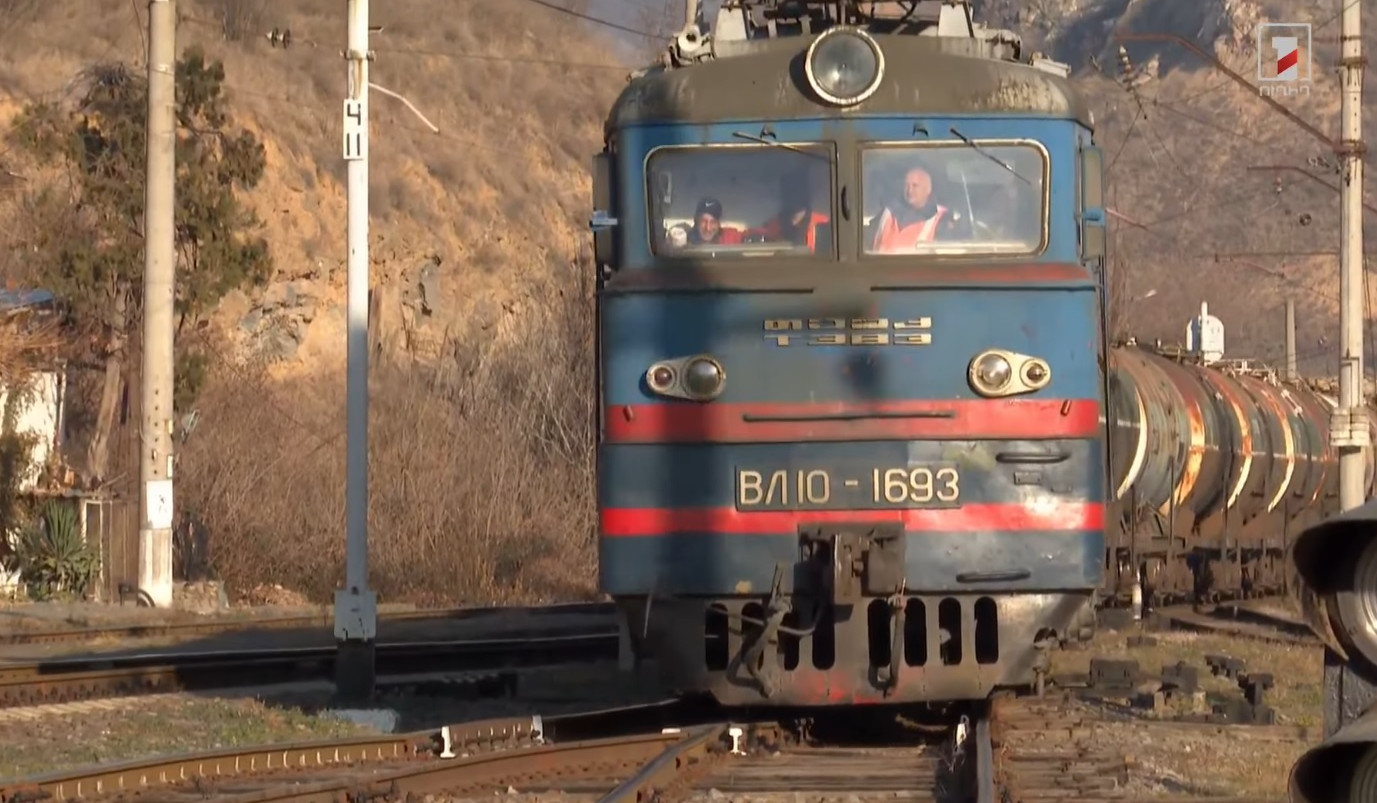 22 vaqon benzinlə yüklənmiş qatar Azərbaycan-Gürcüstan-Ermənistan dəmir yolu ilə Ermənistana çatdı