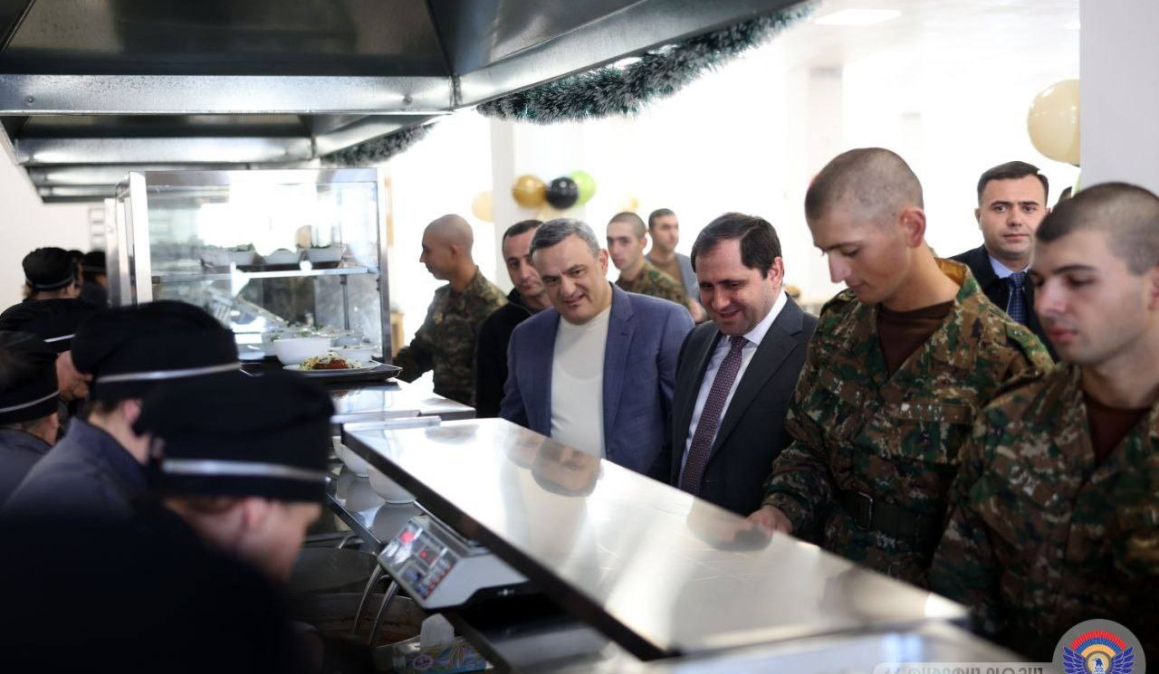 Սուրեն Պապիկյանը այցելել է ՊՆ ուսումնական զորամաս, մասնակցել նորակառույց ճաշարանի բացման արարողությանը