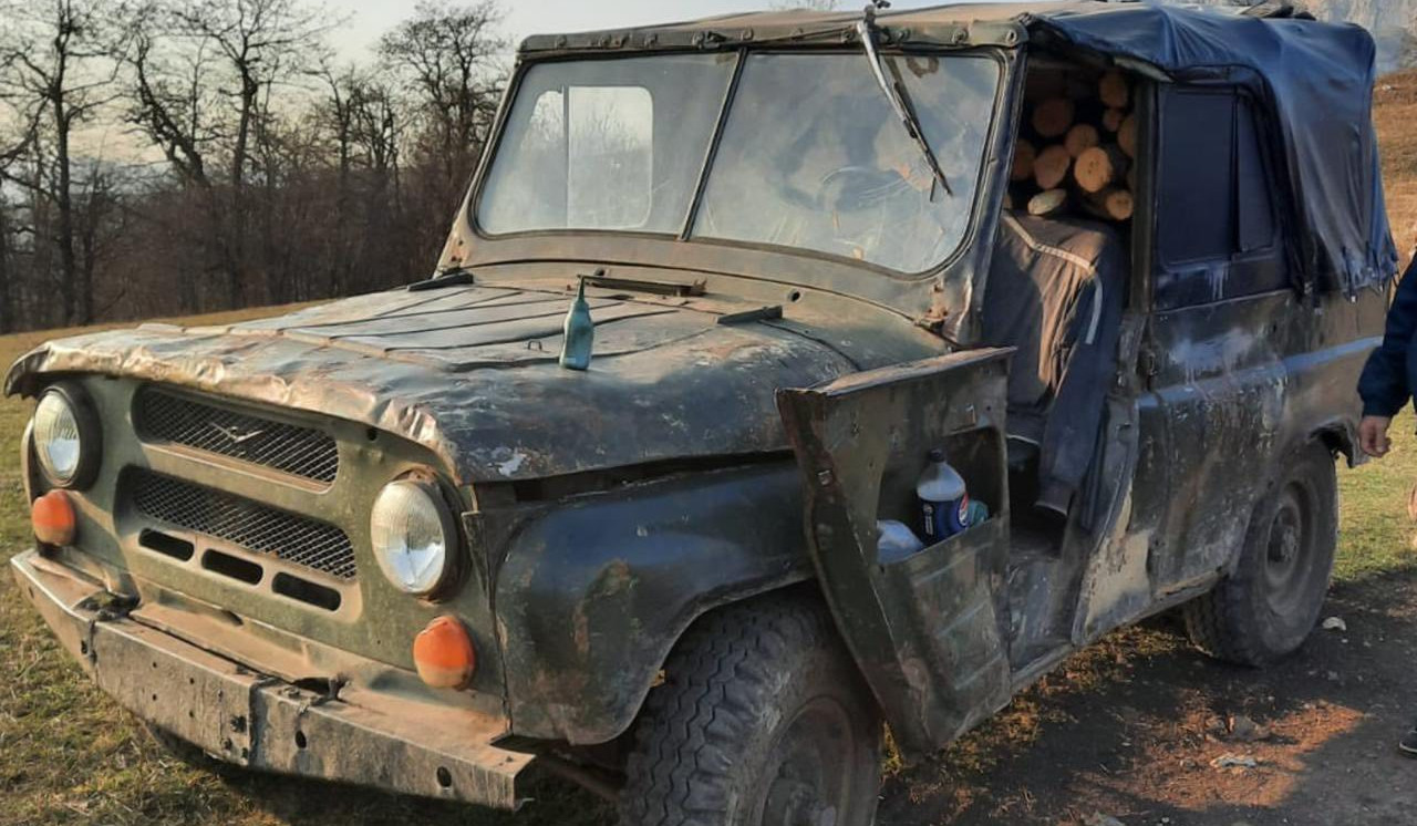 Էկոպարեկային ծառայության աշխատակիցները Դիլիջանի Հովք բնակավայրում փայտանյութով մեքենա են հայտնաբերել