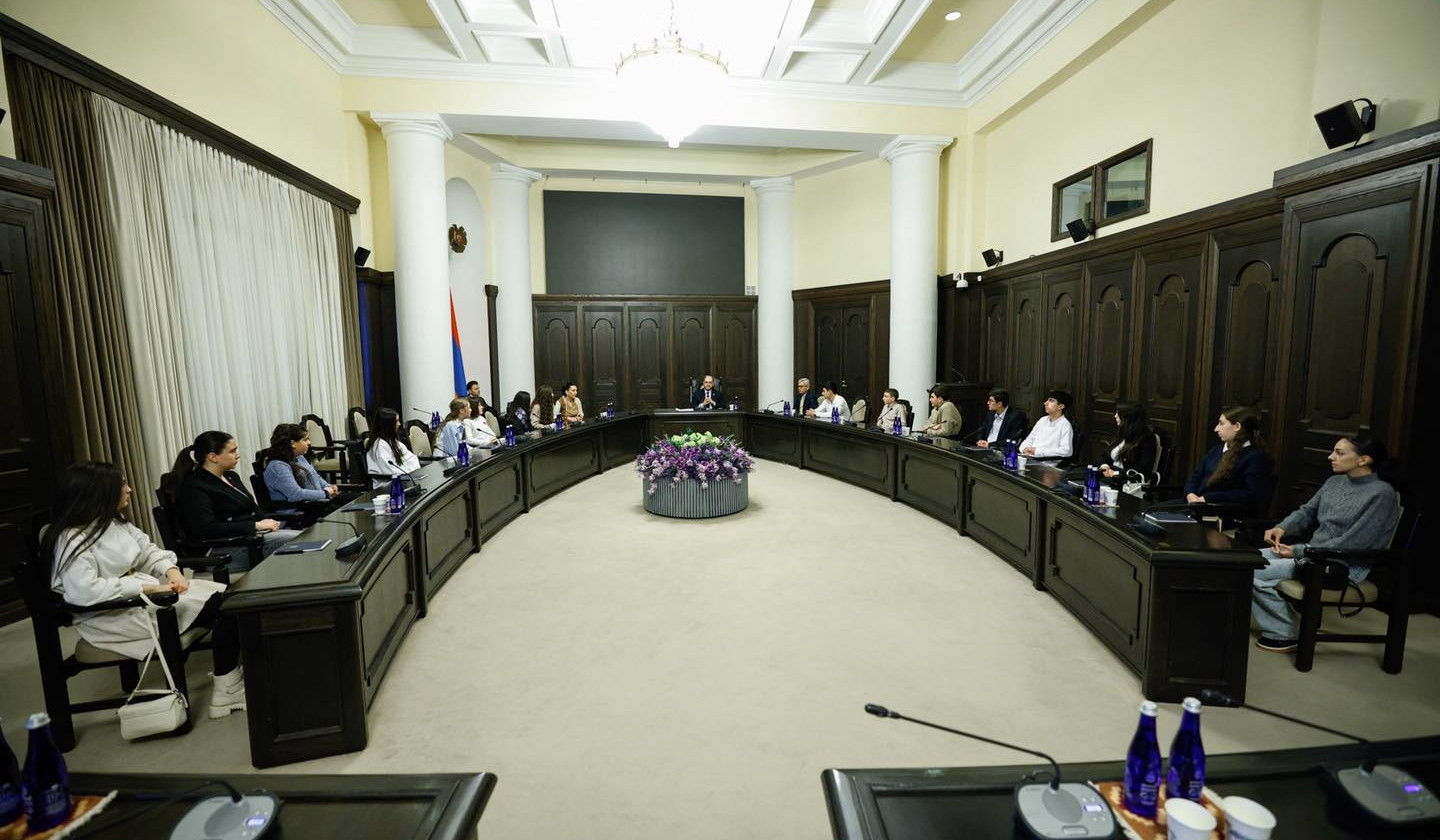 Արայիկ Հարությունյանը Կառավարությունում ընդունել է 112 ավագ դպրոցի մի խումբ աշակերտների