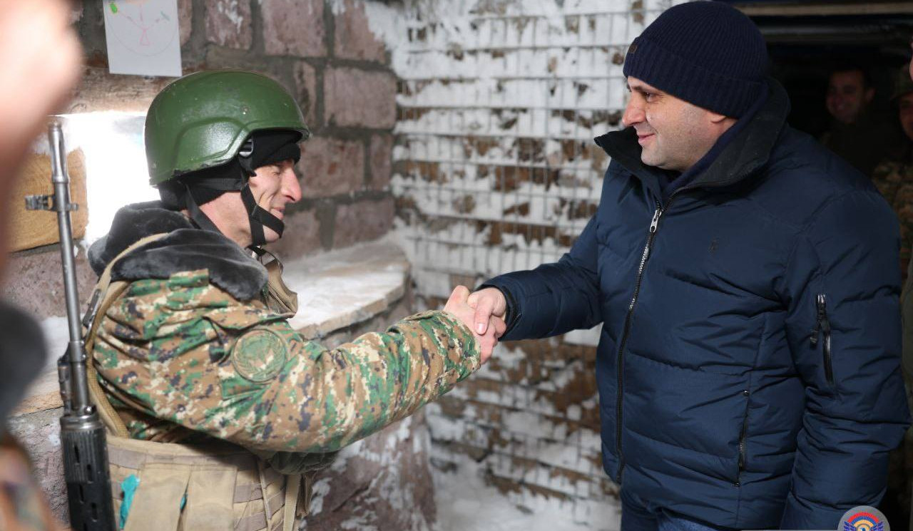 Սուրեն Պապիկյանը այցելել է բարձրադիր գոտում գտնվող բանակային դիրքեր, ծանոթացել դիրքապահների կենցաղային պայմաններին
