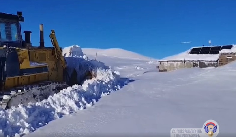 Բանակային դիրքեր տանող ճանապարհներին հատուկ տեխնիկան աշխատում է շուրջօրյա ռեժիմով