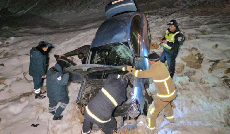 ՃՏՊ Երևան-Գյումրի ավտոճանապարհին․ Nissan-ը գլորվել է ձորակը և արգելափակվել ձնակույտում