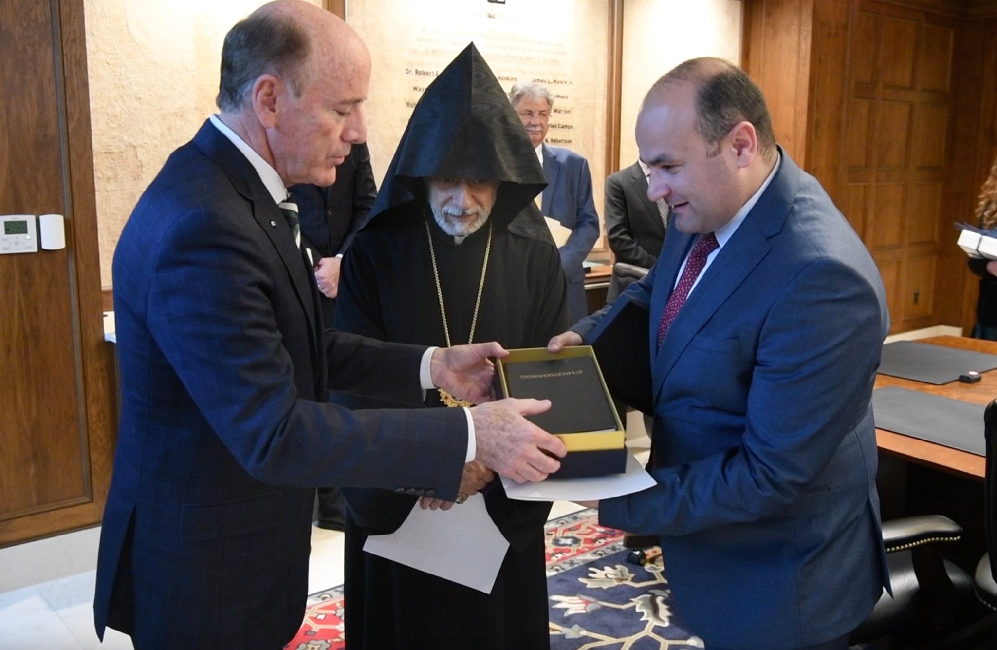 Դեսպան Մկրտչյանը մասնակցել է ՀՀ վարչապետի կողմից Վաշինգտոնի Աստվածաշնչի թանգարանին նվիրաբերված Աստվածաշնչի հանձնման արարողությանը