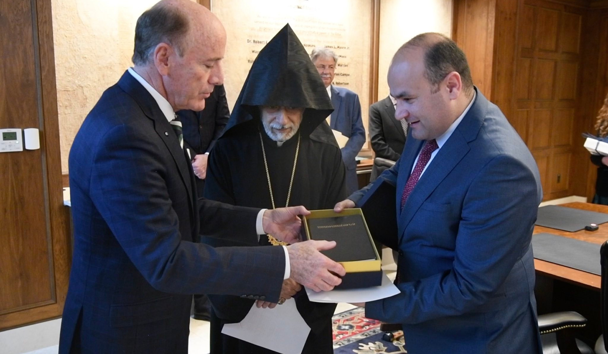 Դեսպան Մկրտչյանը մասնակցել է ՀՀ վարչապետի կողմից Վաշինգտոնի Աստվածաշնչի թանգարանին նվիրաբերված Աստվածաշնչի հանձնման արարողությանը