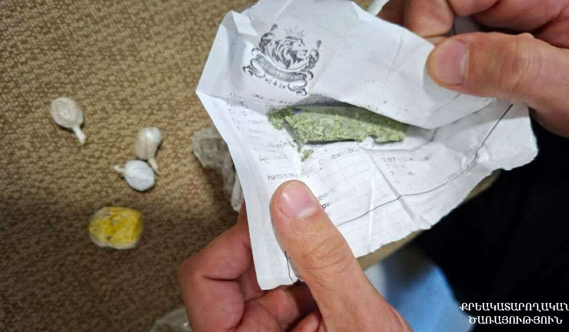 Օպերատիվ միջոցառումների արդյունքում փաստաբանի մոտ հայտնաբերվել են թմրամիջոցների նմանվող զանգվածներ