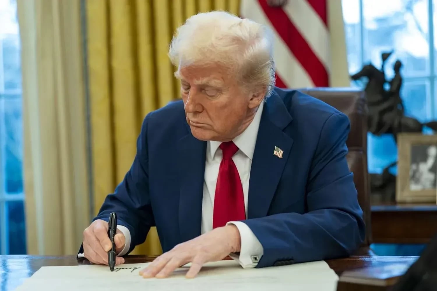 Trump says countries doing business with Iran face 25 pct tariff