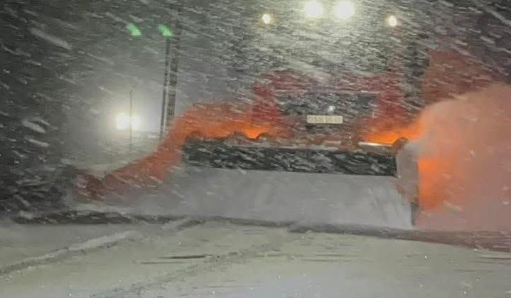 Սաստիկ բքի պայմաններում շարունակվում են ճանապարհների ձմեռային սպասարկման աշխատանքները