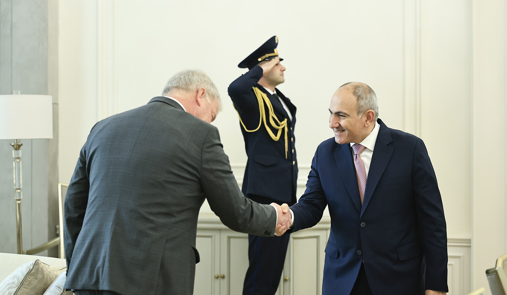 Премьер-министр провел прощальную встречу с руководителем Гражданской мониторинговой миссии ЕС в Армении