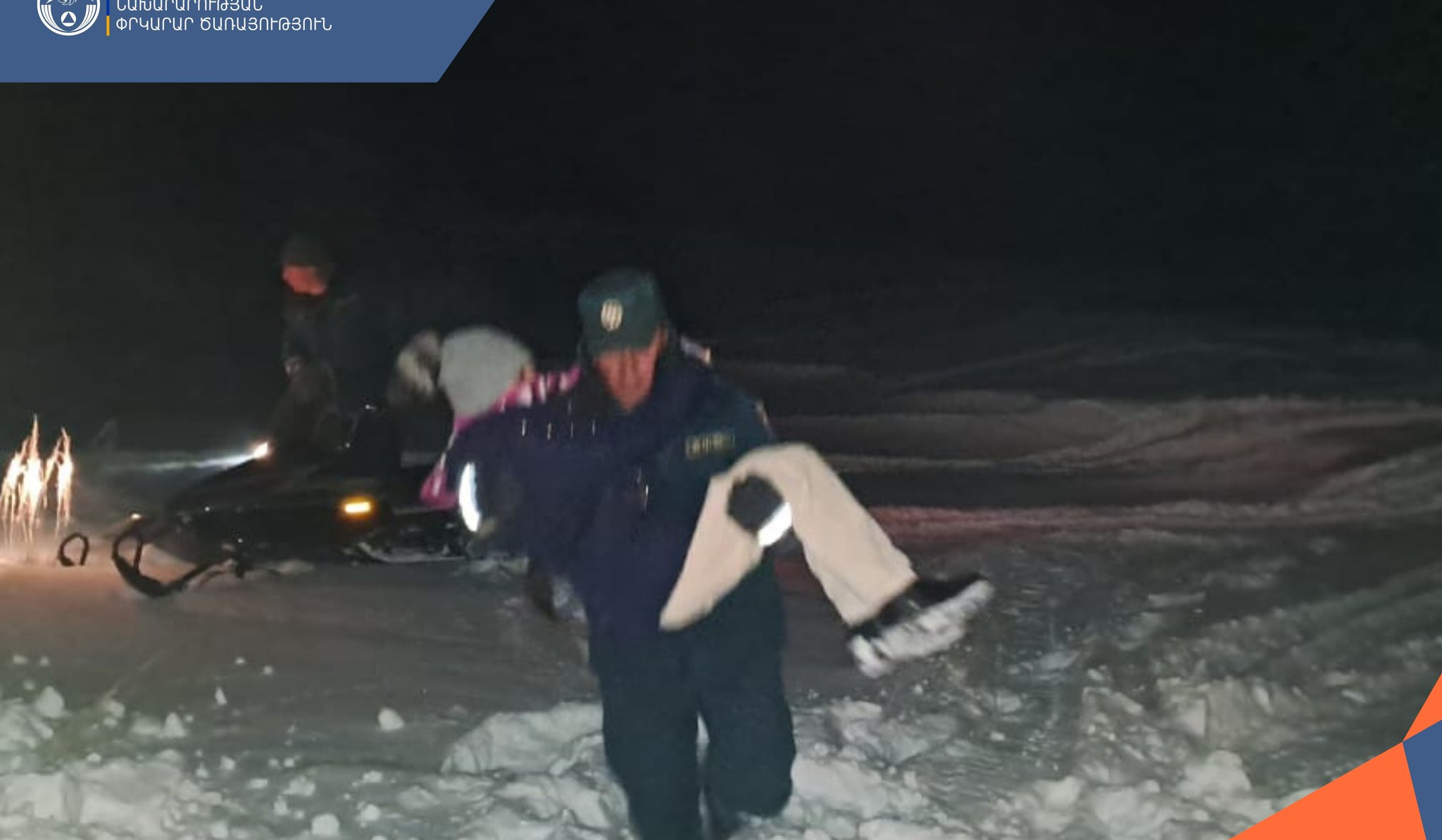 Փրկարարները վատառողջ 3 երեխաներին Միրաք գյուղից ձնագնացով մոտեցրել են շտապօգնության ավտոմեքենային. նրանք տեղափոխվել են ԲԿ