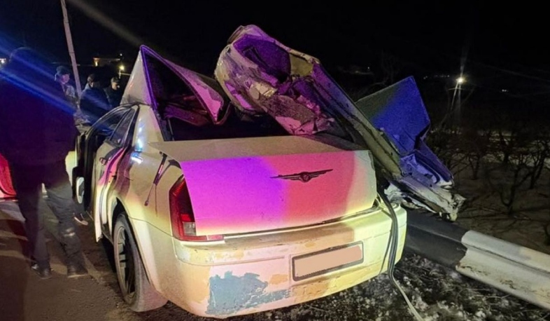 Ավտոմեքենան բախվել է ճամփեզրի երկաթե արգելապատնեշներին․ կան տուժածներ