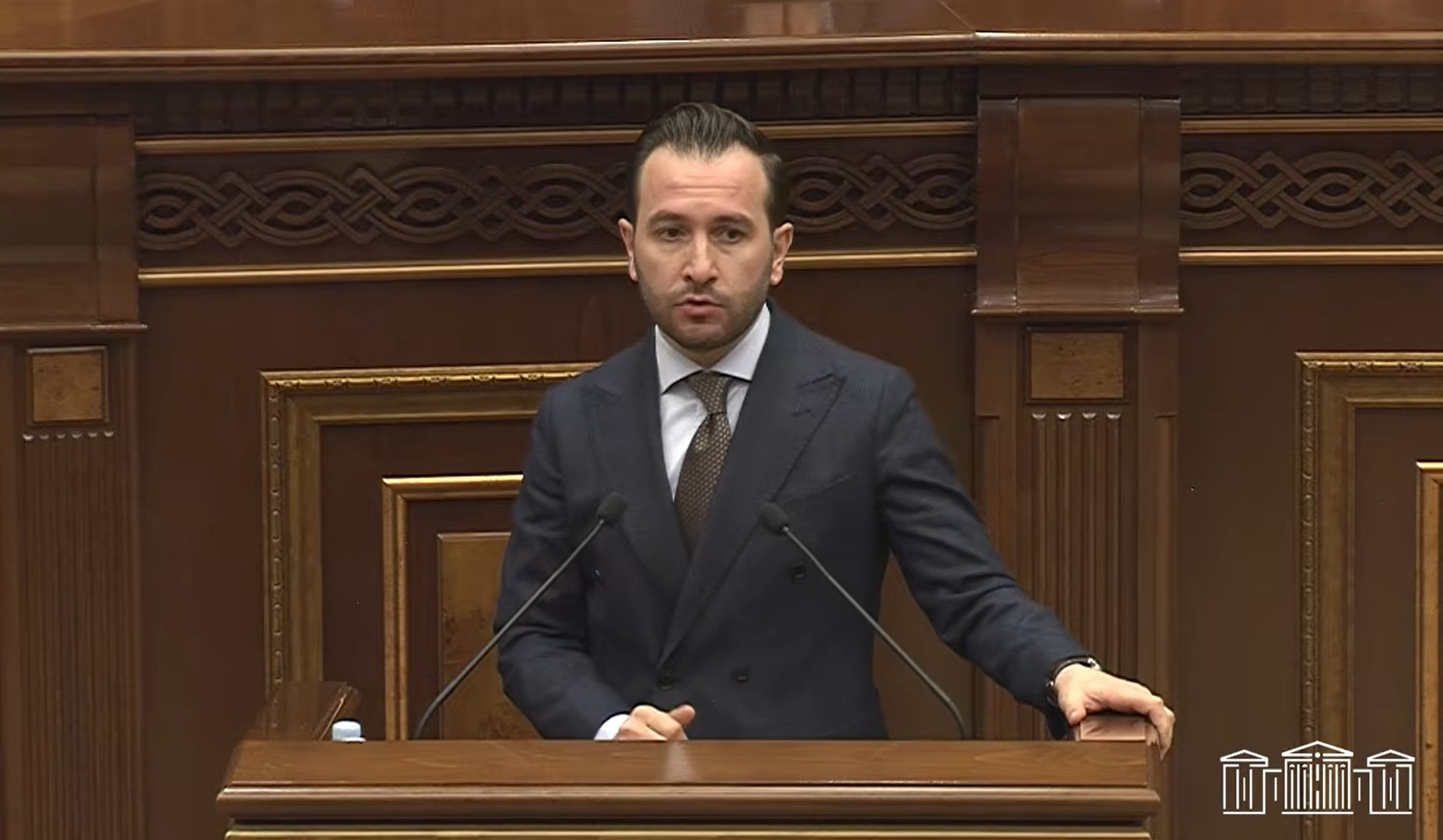 Ընդդիմության մոտ անձի երկատում կա, ընդդիմություն՝ հրապարակային դաշտում, ընդդիմություն՝ ոչ հրապարակային դաշտում. Կոնջորյան