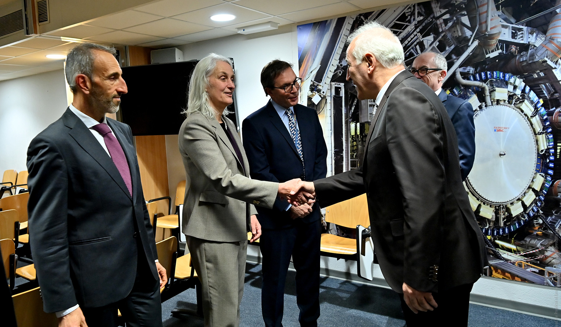 Vahaqn Xaçaturyan Avropa Nüvə Tədqiqatları Mərkəzini ziyarət etdi