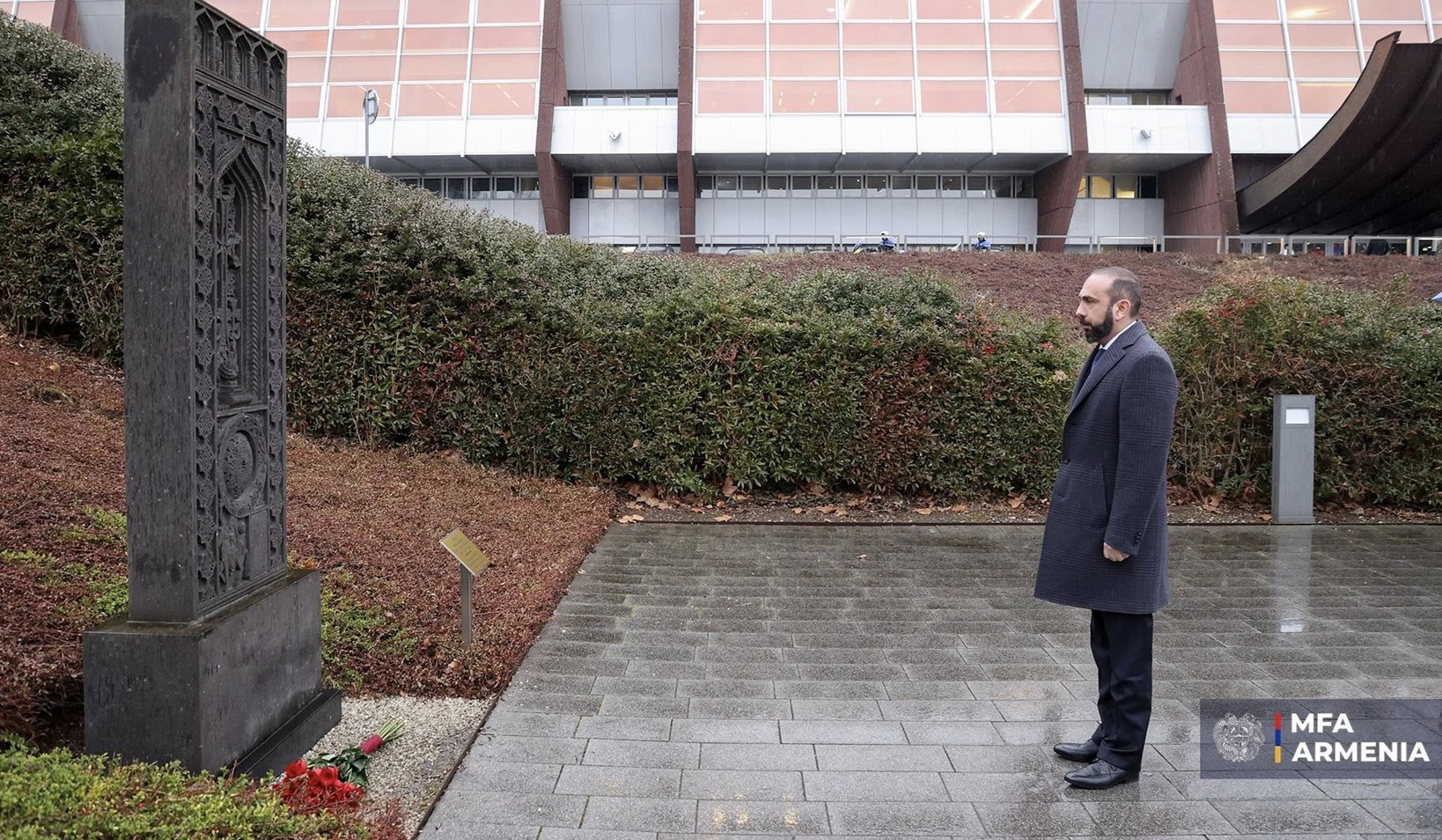Հայրենիքի պաշտպանության համար զոհվածների հիշատակի օրվա կապակցությամբ Արարատ Միրզոյանը ծաղիկներ է խոնարհել Ստրասբուրգում Եվրոպայի խորհրդի կենտրոնակայանի դիմաց կանգնեցված խաչքարի մոտ