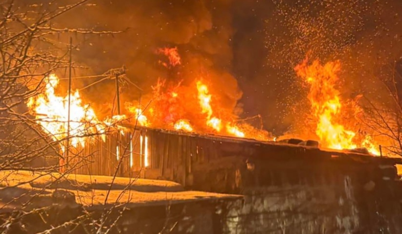 Ահազանգ է ստացվել, որ Գյումրիի Ղանդիլյան փողոցի տներից մեկում հրդեհ է բռնկվել․ ՆԳՆ