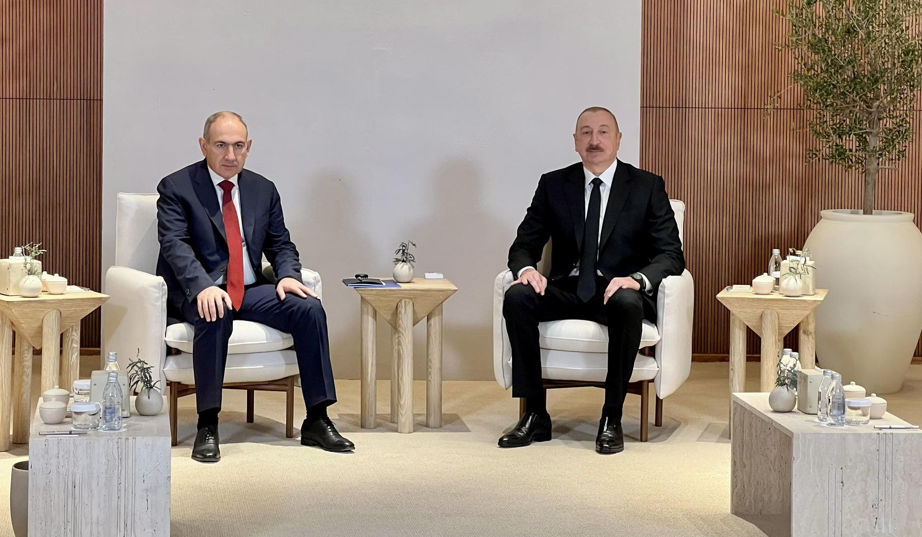 В Абу-Даби началась встреча Никола Пашиняна и Ильхама Алиева