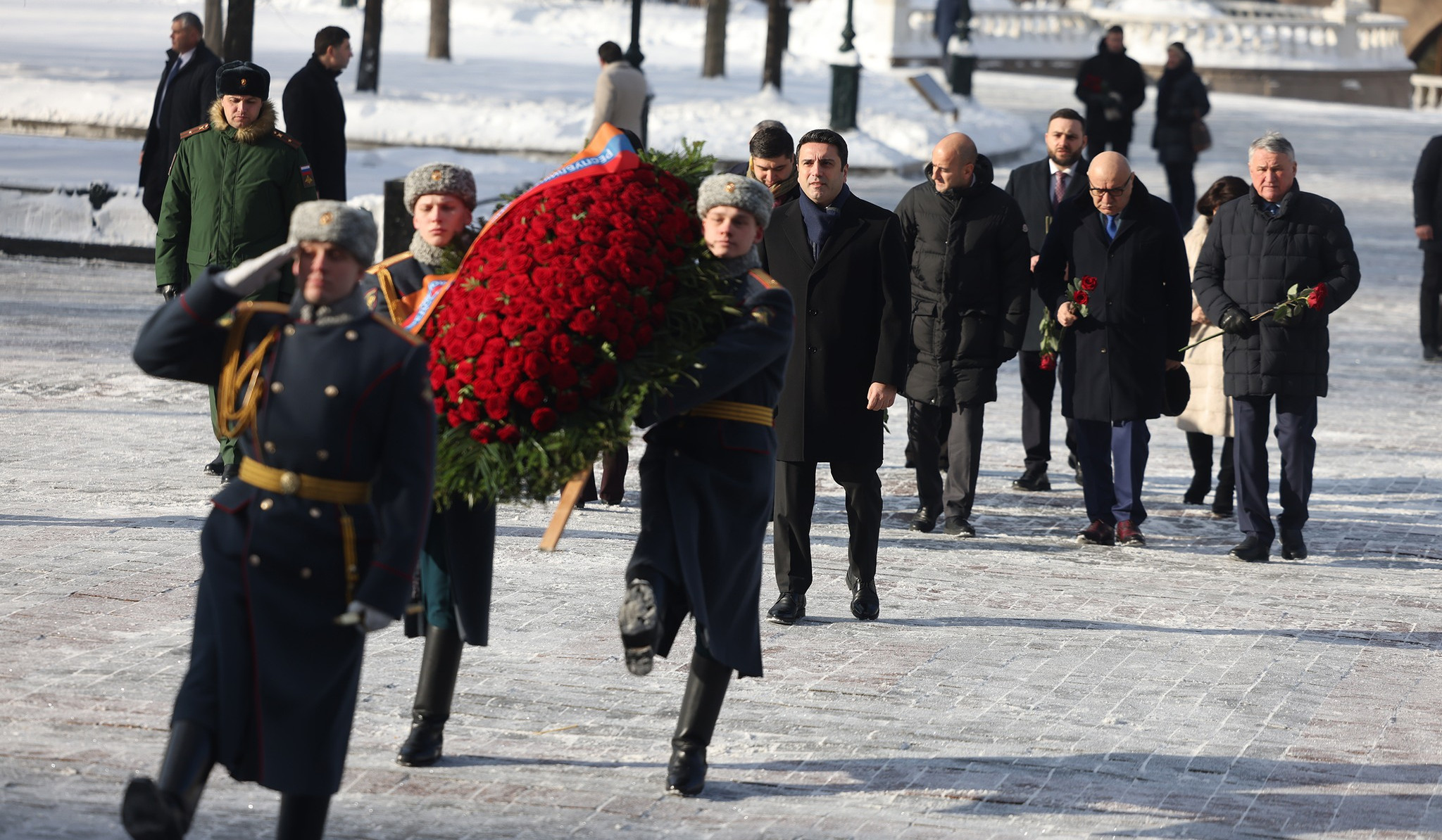 Ален Симонян возложил цветы к Могиле Неизвестного Солдата