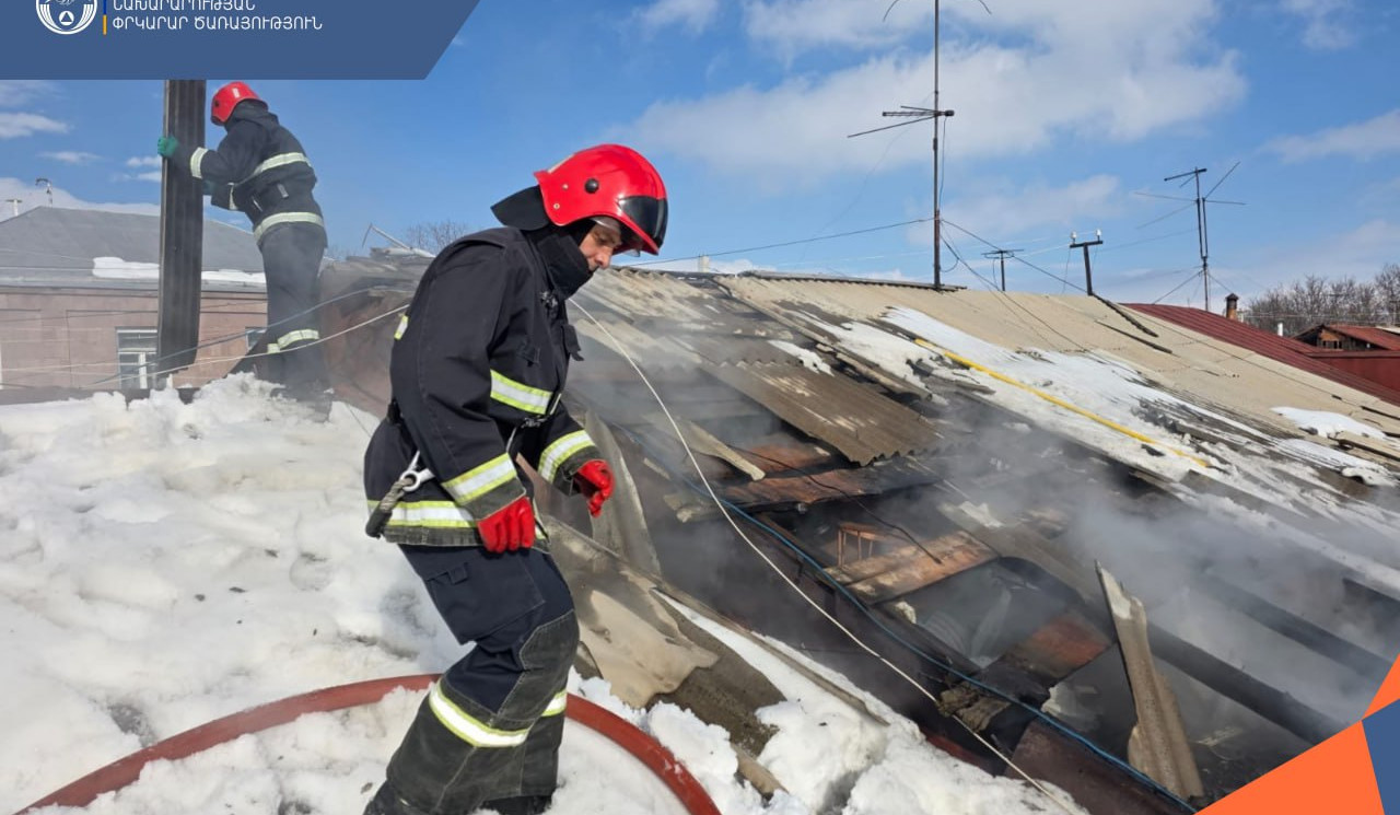 Հրշեջ-փրկարարները մարել են Գյումրու 3 տների տանիքներում բռնկված հրդեհը