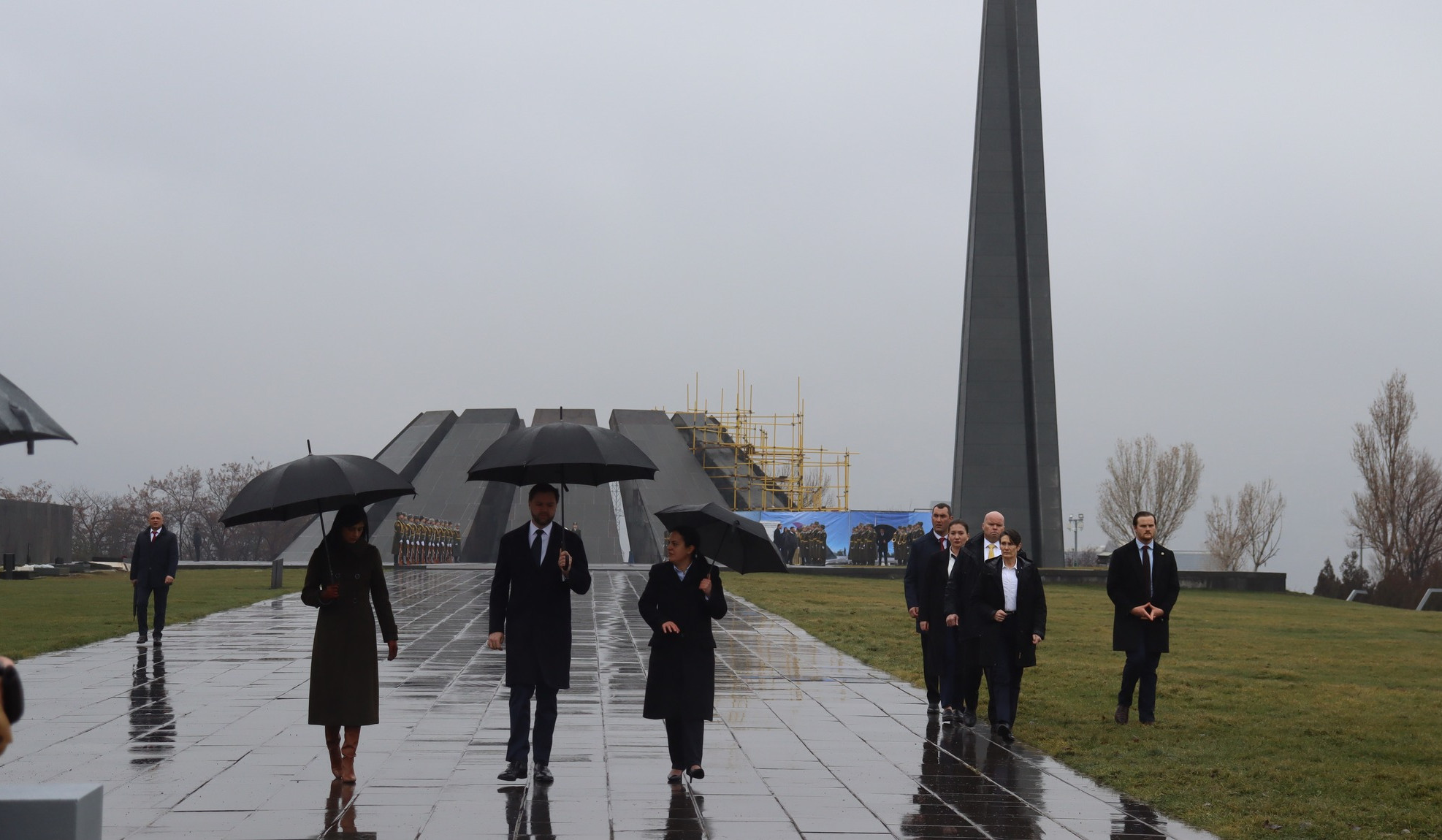 ԱՄՆ փոխնախագահ Վենսը տիկնոջ հետ այցելել է Ցեղասպանության հուշահամալիր