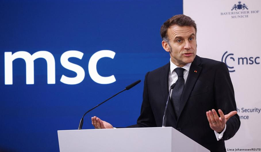 Макрон заявил о решении установить прямой канал связи с Россией