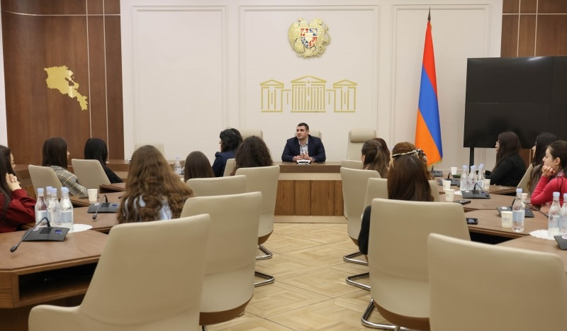 Արման Եղոյանն Ազգային ժողովում հանդիպել է միջազգային դասընթացի մասնակիցների հետ