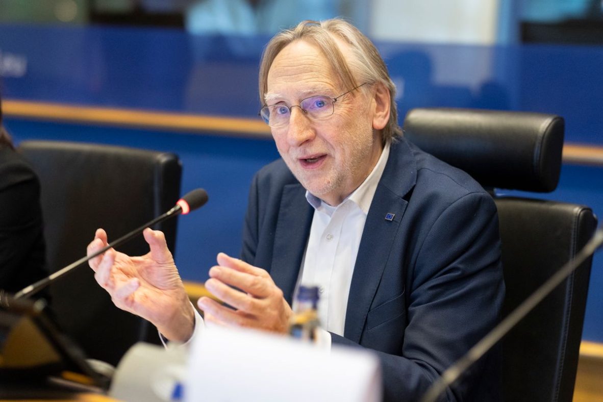 EU trade chief urges to suspend trade deal ratification with US amid tariff 'chaos'