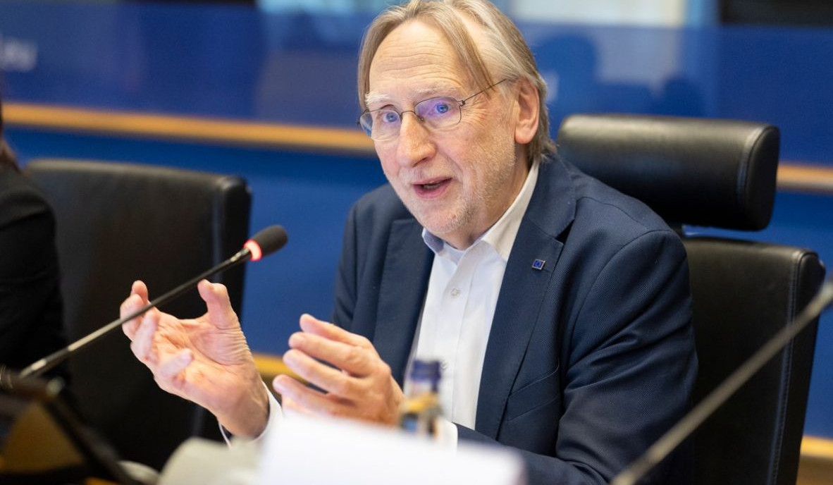 EU trade chief urges to suspend trade deal ratification with US amid tariff 