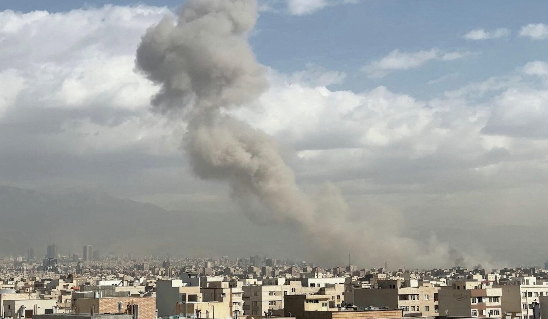 У резиденции верховного лидера Али Хаменеи прогремел взрыв: СМИ