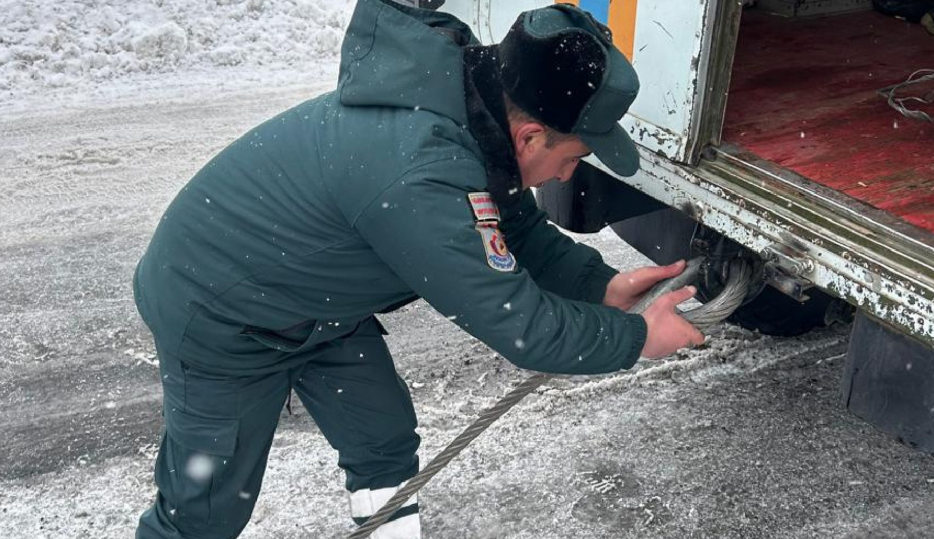 Փրկարարներն ու պարեկներն արգելափակումից ավտոմեքենաներ են դուրս բերել