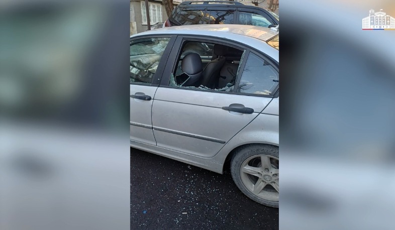 Գիշերային ժամերին տղամարդը կոտրել է Երևանի տարբեր փողոցներում կայանված մեքենաների դռների ապակիները, գողացել իրեր
