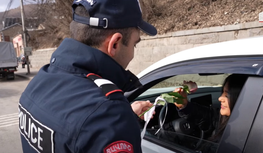 ՆԳՆ փրկարար ծառայության և Ոստիկանության ծառայողները մայրաքաղաքում և բոլոր մարզերում շնորհավորել են կանանց