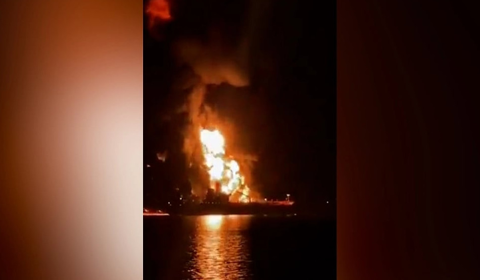 Два нефтяных танкера подверглись нападению вблизи Ирака: один моряк погиб, нефть разлилась в море