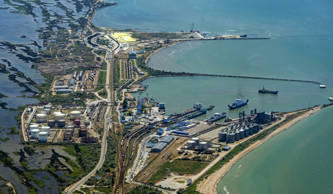 В Краснодарском крае БПЛА ВСУ атаковали паромное судно в порту Кавказ