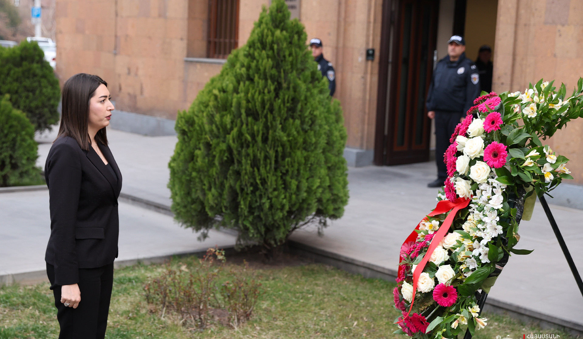 ՆԳ նախարարը հարգանքի տուրք է մատուցել ներքին գործերի առաջին նախարար Արամ Մանուկյանի հիշատակին