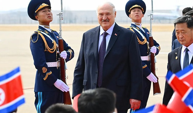 Kim hosts official welcome ceremony for Lukashenko in Pyongyang