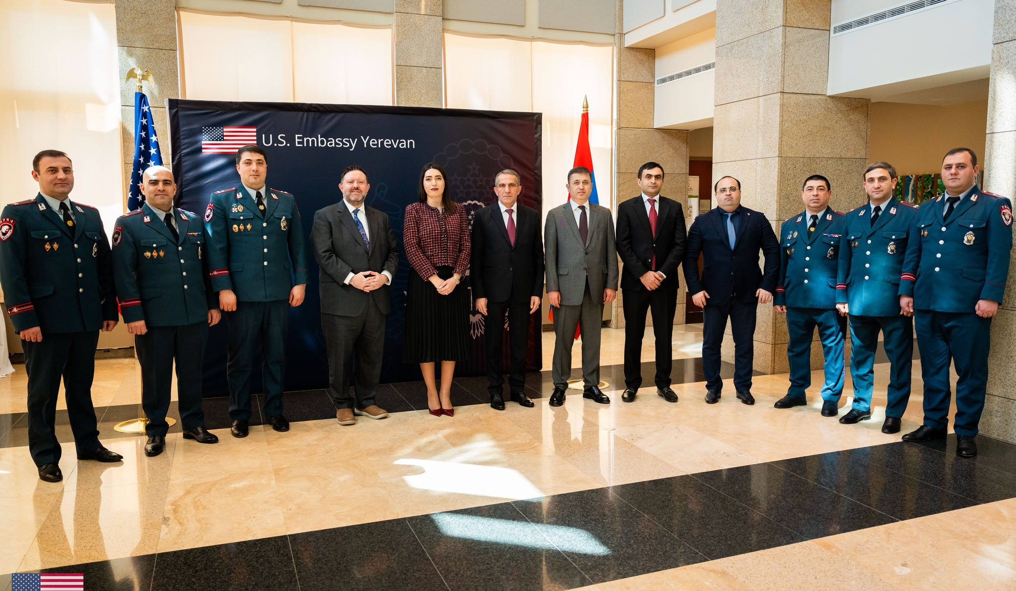 Դեյվիդ Ալենը և Արփինե Սարգսյանը ոստիկանության մի խումբ ծառայողների շնորհակալագրեր են հանձնել