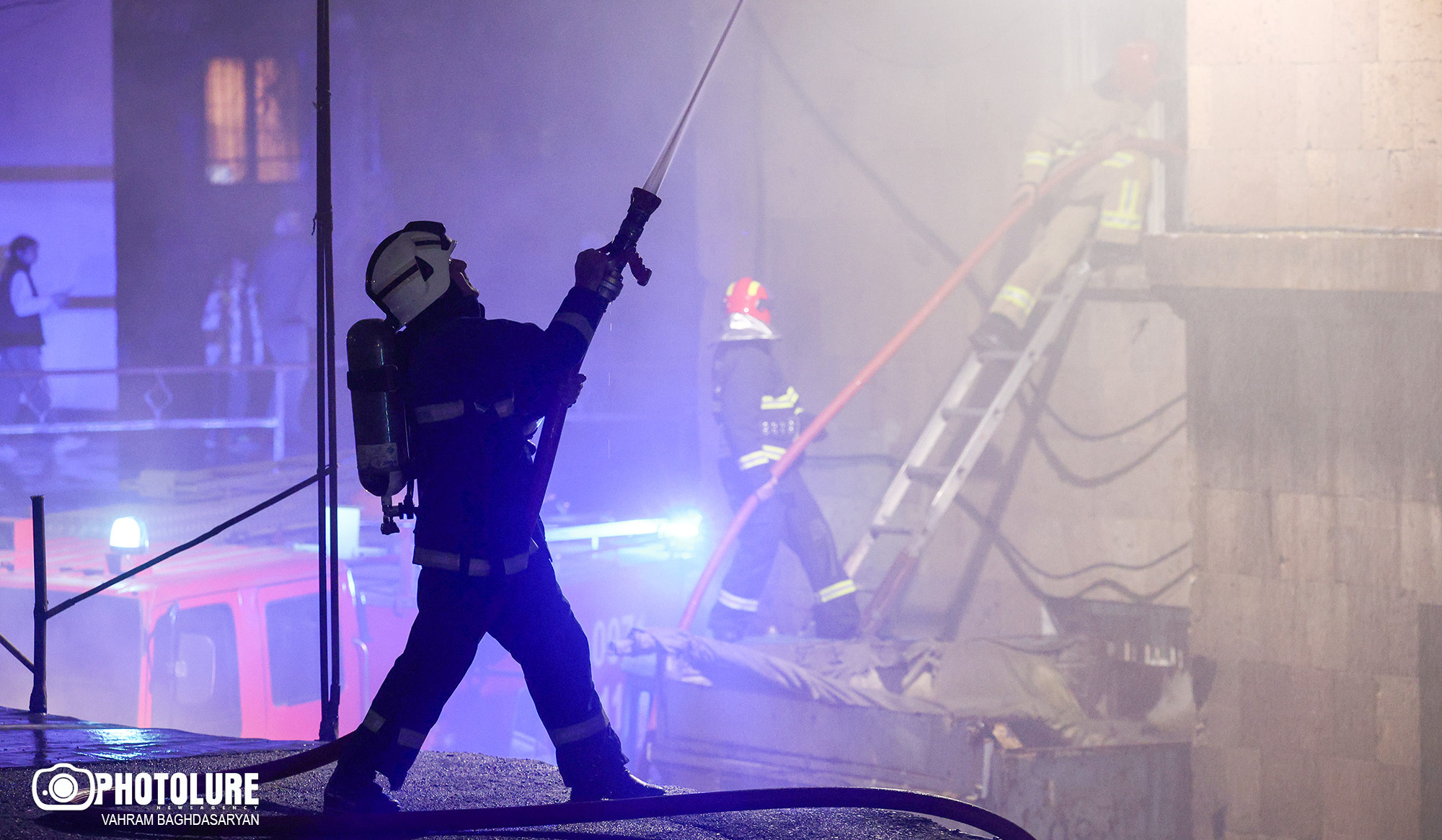 Ազատության պողոտայի շինություններից մեկում բռնկված հրդեհի վայրում աշխատում է 11 մարտական հաշվարկ