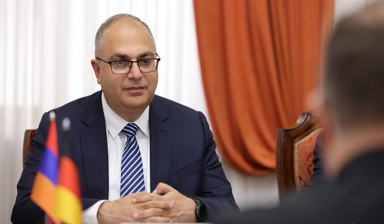 Ալեն Սիմոնյանը ԱԺ պատգամավոր Վլադիմիր Վարդանյանի՝ պատգամավորի լիազորությունները դադարած համարելու մասին արձանագրություն է ստորագրել