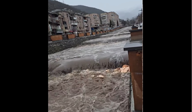 Գետերում ջրի մակարդակը շարունակում է բարձրանալ, հեռու մնալ գետամերձ տարածքներից․ Սյունիքի մարզպետ